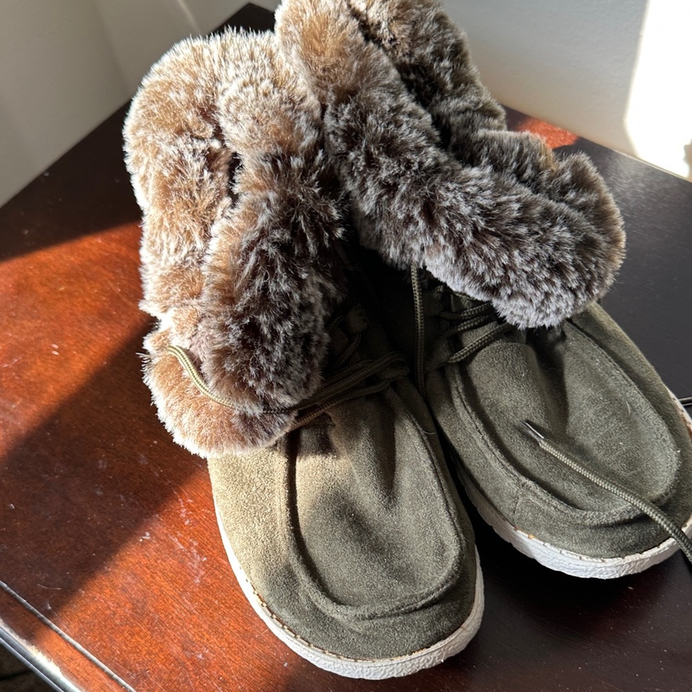 Gypsy Jazz Olive Green Fur-Lined Shoes